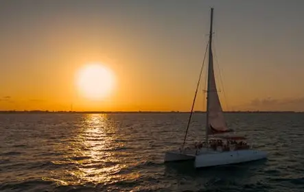 Crucero en barco al atardecer en Cancún por Cancún Sailing