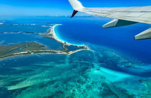 Voo sobre mar paradisíaco