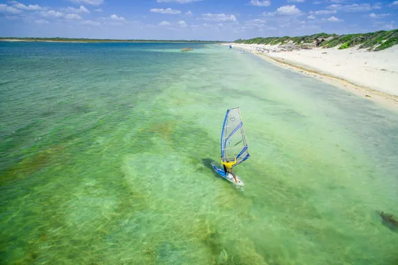 Kilometros de extensão de areia e mar