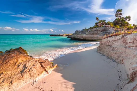 Praia no mar do Caribe em Playa del Carmen, México