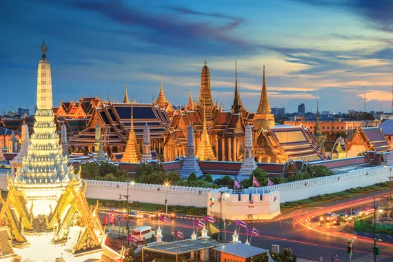 Grande palácio e Wat Phra Keaw no pôr do sol Tailândia