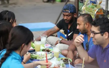 Excursão gastronômica de rua na cidade de Ho Chi Minh com um guia Ao Dai