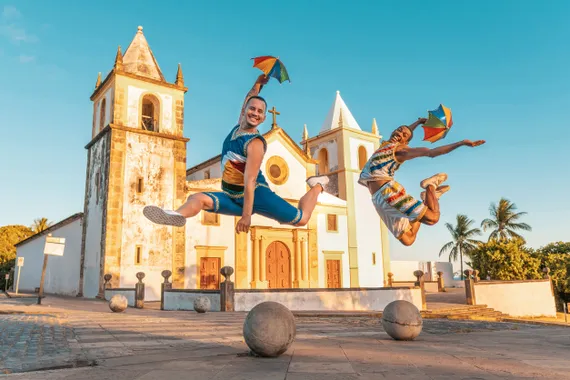 Dois homens dançando frevo em frente a Catedral de Sé, em Recife